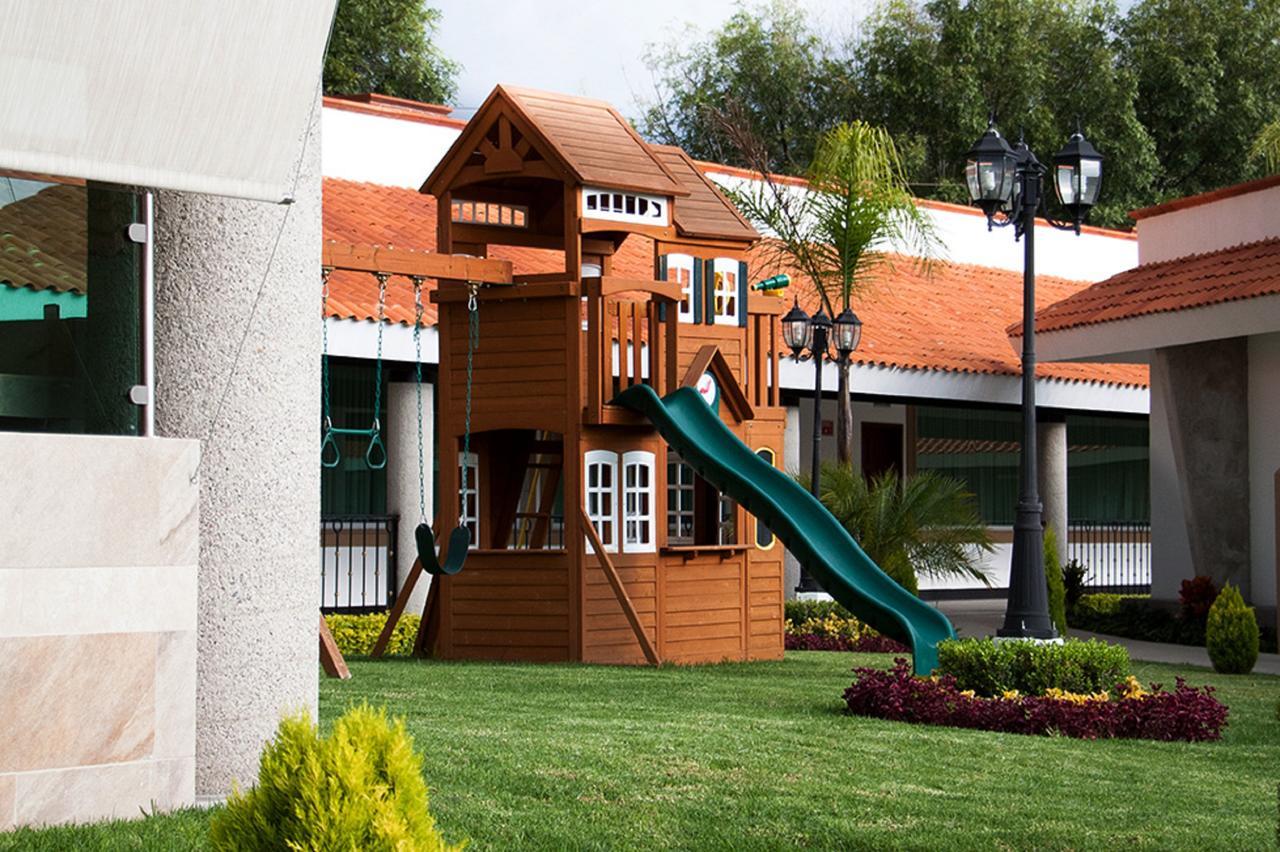 Hotel Ecce Inn&Spa Silao Exterior foto Playground in a residential area